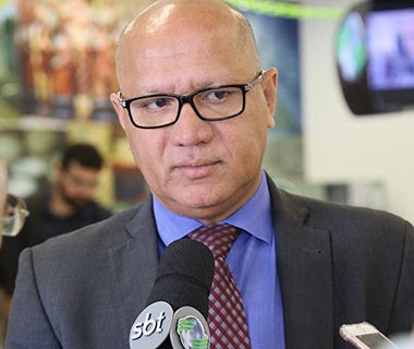 Proibido de dar reajuste, governo estuda aumentar auxílio alimentação para professores