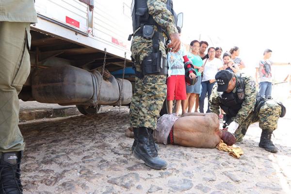 Populares tentam matar suspeito de roubo a pedradas no Macaúba