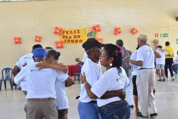 Na manhã desta terça-feira (02) a Secretaria de Desenvolvimento e Assistência Social promoveu um momento de diversão e confraternização em prol da comemoração ao Dia do Idoso, come(Imagem:SECOM)