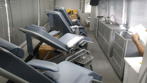 Governador entrega ônibus para coleta externa de sangue do Hemopi