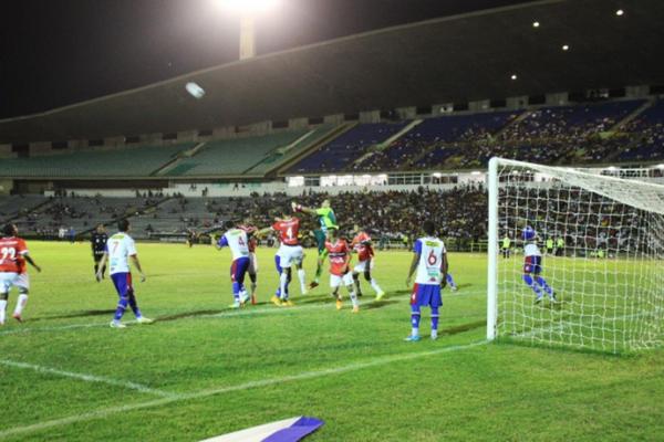 Duelo entre River-PI e Fortaleza levou mais de 6 mil torcedores ao Albert&atilde;o.(Imagem:Abdias Bideh/GloboEsporte.com)