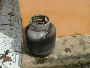 Botijão de gás vaza e cozinha pega fogo deixando uma pessoa ferida