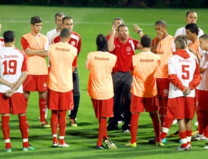 Aos gritos, Inter tenta se entender para a estreia