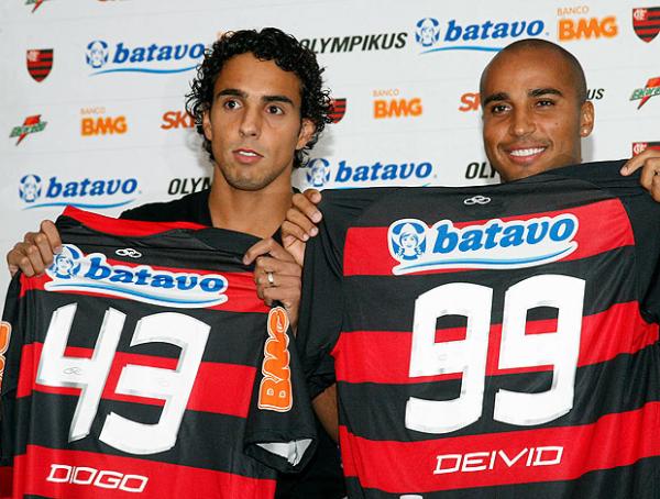 Na chegada, Diogo e Deivid recebem passe de Zico: 'A bola está com eles'