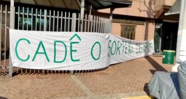 Torcedores do Palmeiras vão à sede da FPF protestar contra arbitragem(Imagem:Reprodução)