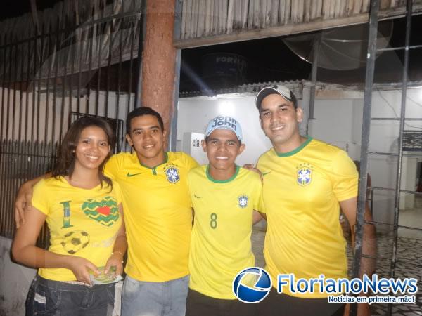Torcedores de Floriano e Bar&atilde;o de Graja&uacute; se reuniram para assistir partida entre Brasil e Cro&aacute;cia.(Imagem:FlorianoNews)