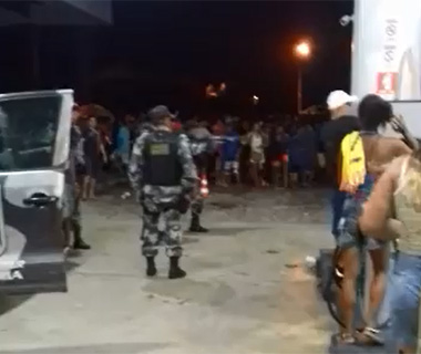 Polícia usa bombas e tiros de borracha para controlar multidão em Parnaíba