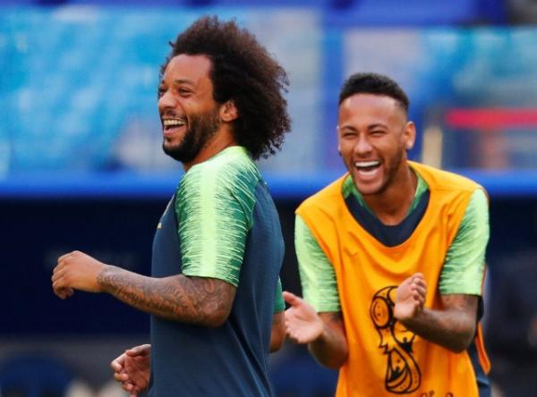 Neymar e Marcelo no treino da Sele&ccedil;&atilde;o.(Imagem:David Gray/Reuters)