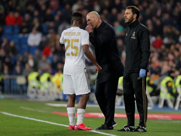 Zidane se diz feliz por gol de Vinicius Junior no clássico contra o Barcelona: "Ele merecia"