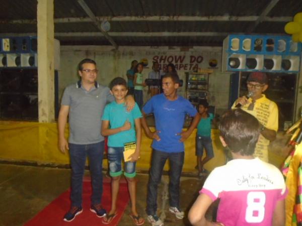 P&uacute;blico infantil lota gin&aacute;sio para prestigiar Show do Carrapeta em Bar&atilde;o de Graja&uacute;.(Imagem:FlorianoNews)