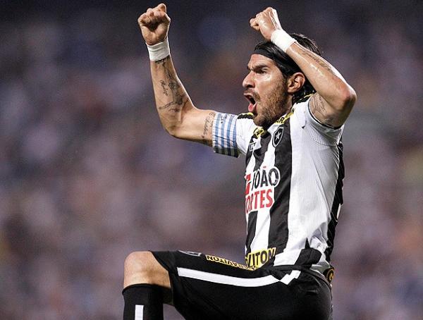 Em noite do 'noivo' Cortês, Abreu faz dois, e Botafogo atropela o Vasco