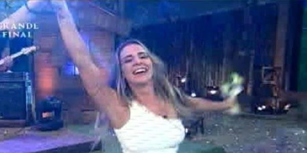 Joana Machado ganha R$ 2 milh&otilde;es e quer apagar passado com Adriano.(Imagem:Reprodu&ccedil;&atilde;o/Record)