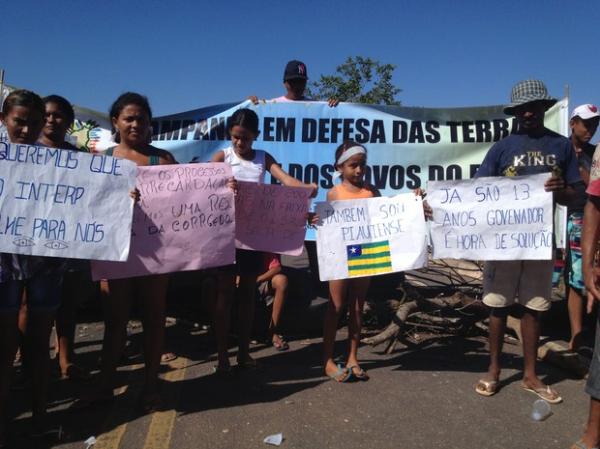 Manifestantes usaram faixas para pedir regulariza&ccedil;&atilde;o das terras.(Imagem:Gilcilene Ara&uacute;jo/G1)
