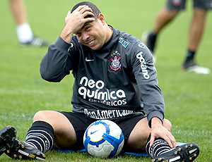 Ronaldo completa uma semana de treinos, e Adilson cogita escalá-lo