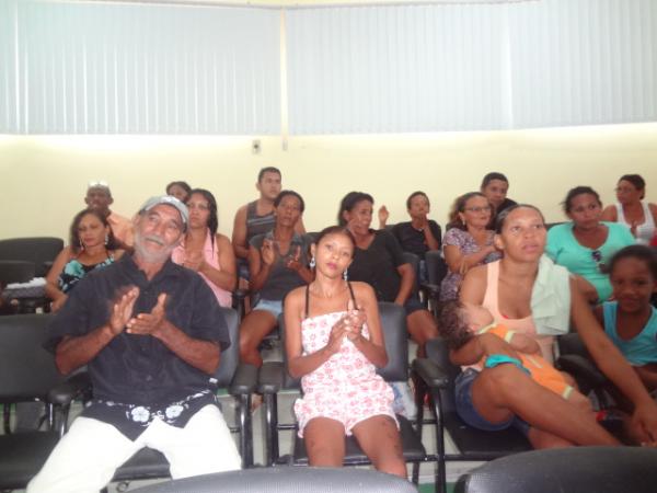 Moradores fazem manifesta&ccedil;&atilde;o por conclus&atilde;o de casas habitacionais.(Imagem:FlorianoNews)