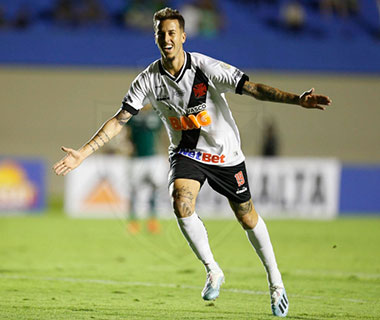 Vasco bate Goiás e se afasta da zona de rebaixamento