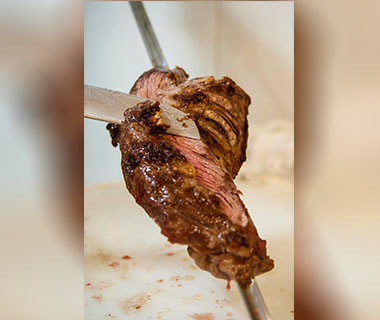 Bandidos roubam picanha, whisky e R$ 6 mil de restaurante na Capital