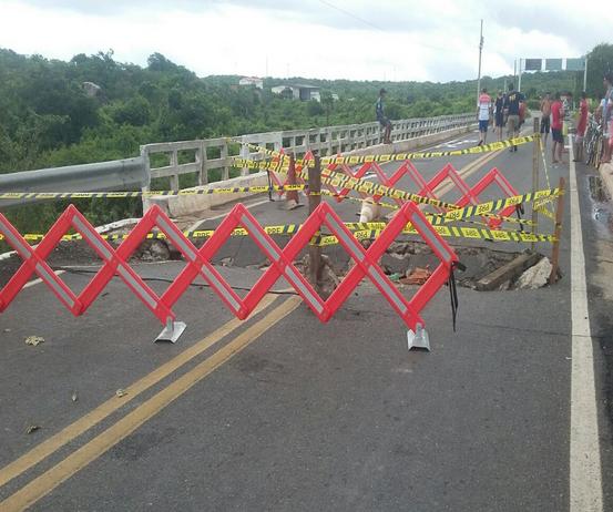 Após fortes chuvas, ponte entre Piauí e Ceará corre risco de desabar