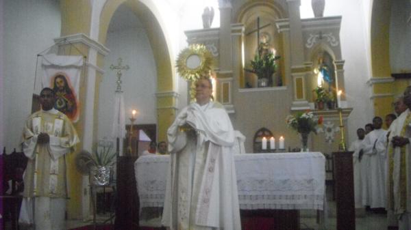 Missa e prociss&atilde;o marcaram dia de Corpus Christi em Floriano.(Imagem:FlorianoNews)