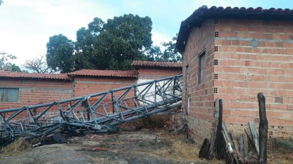 Torre destruiu duas casas na cidade de Palmeirais, no Norte do Piau&iacute;.(Imagem:Divulga&ccedil;&atilde;o /PM)