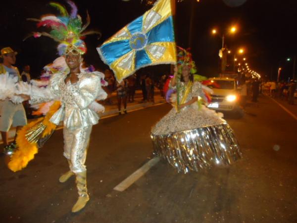 Sete Escolas do Grupo de Acesso se apresentaram no 1&ordm; dia de desfiles em Floriano.(Imagem:FlorianoNews)