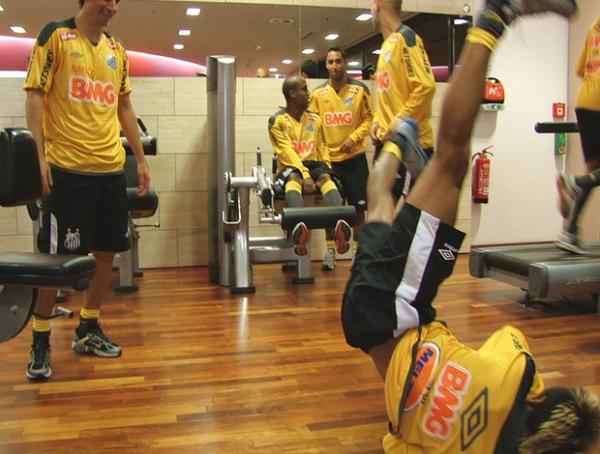 Craque dançarino: em treino noturno, Neymar banca Michael Jackson