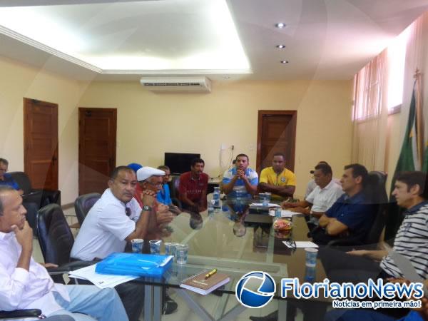 Prefeito e Liga Florianense se re&uacute;nem com desportistas de Floriano.(Imagem:FlorianoNews)