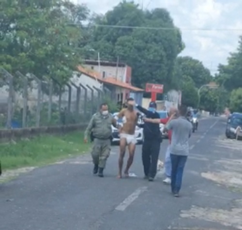 Vídeo: PM captura homem que fugiu de Hospital Tibério Nunes usando fraldas