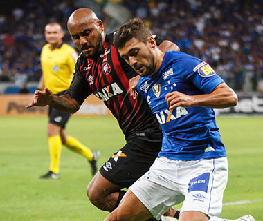 Cruzeiro empata com Atlético-PR e avança na Copa do Brasil