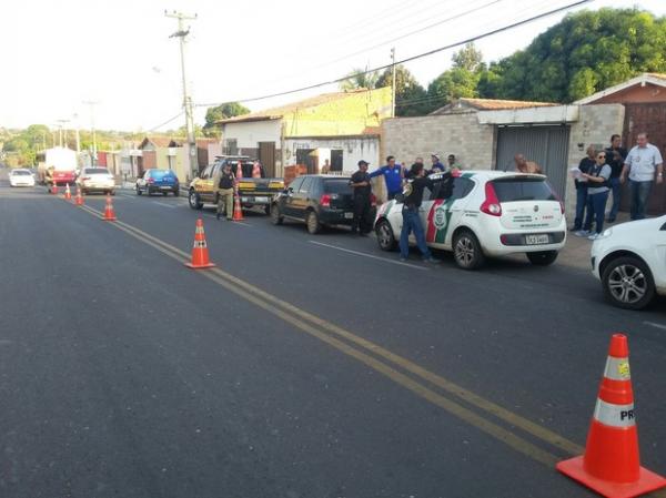 ~Blitz organizada no bairro Alto da Ressurrei&ccedil;&atilde;o, Zona Sudeste de Teresina.(Imagem:Ellyo Teixeira/G1)