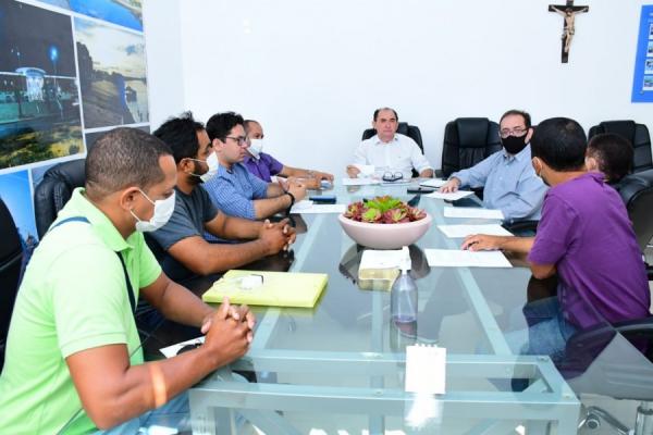 Prefeito Antônio Reis recebe representantes dos vigias municipais