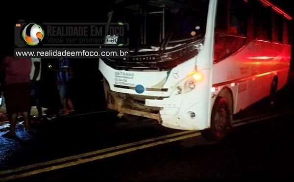 Van com passageiros se envolve em acidente ao colidir em vaca na PI113