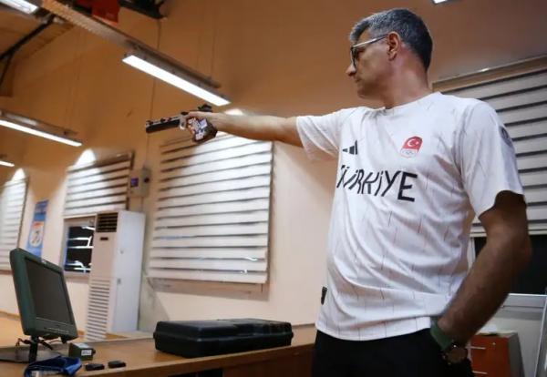  A imagem Yusuf Dike&ccedil;, atirador  turco de 51 anos, competindo na prova mista de pistola, sem equipamentos para melhorar sua performance, viraralizou nas redes sociais.(Imagem:Reuters/Cagla Gurdogan/Direitos Reservados)