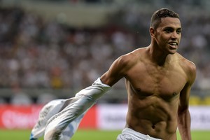 Vitória do Grêmio tem atuação de gala, choro de herói e gafe de Renato
