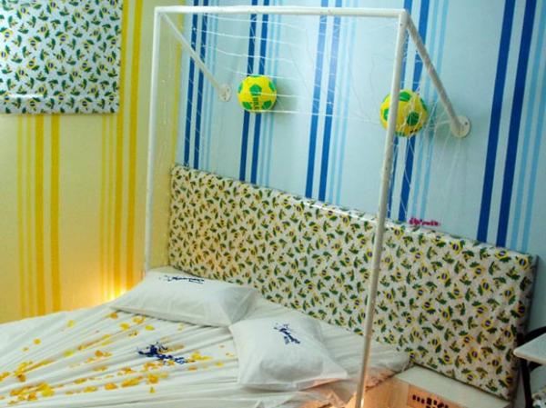 No Aphrodit&acute;s Motel, casais podem se imaginar dentro de um campo de futebol, debaixo da trave.(Imagem:(Foto: divulga&ccedil;&atilde;o/Aphrodit&acute;s Motel))