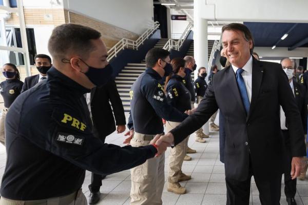 O presidente Jair Bolsonaro cumprimenta os formandos do curso de forma&ccedil;&atilde;o policial da Pol&iacute;cia Rodovi&aacute;ria Federal (PRF), em Florian&oacute;polis.(Imagem:Marcos Corr&ecirc;a/PR)