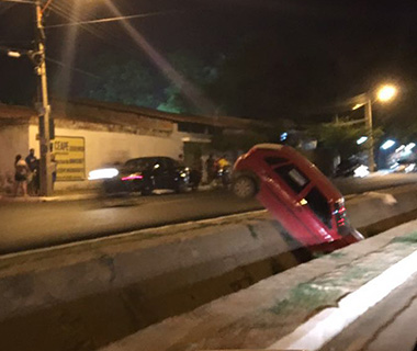 Motorista perde controle e veículo cai dentro de galeria em Teresina