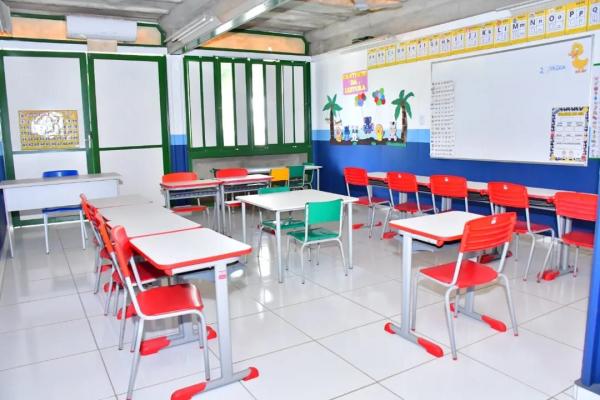 Vereadores de Floriano acompanha entrega de moderniza&ccedil;&atilde;o da escola Raimundinha Carvalho.(Imagem:CMF)