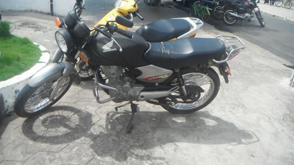 Pol&iacute;cia Civil prende homem acusado de roubar moto em Floriano.(Imagem:FlorianoNews)