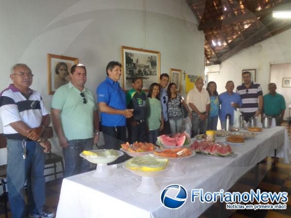 Mesa do caf&eacute; para os homenageados.(Imagem:FlorianoNews)