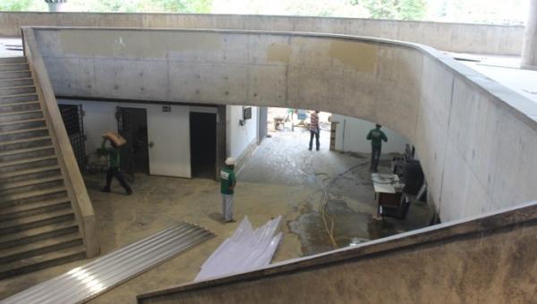 Oper&aacute;rios voltam &agrave;s atividades e intensificam trabalhos para entregar gin&aacute;sio dentro do prazo.(Imagem:Abdias Bideh)