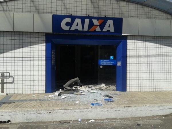 Homens armados arrombam e explodem agência da Caixa no Piauí
