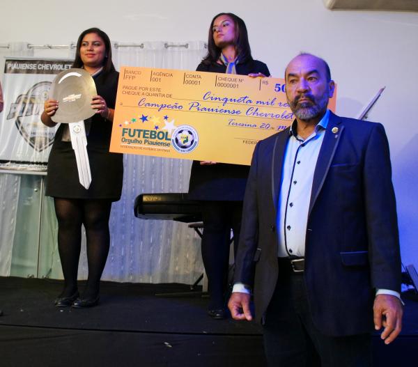 Pres. FFP Cesarino Oliveira com pr&ecirc;mios oferecidos ao campe&atilde;o piauiense, o Parnahyba.(Imagem:Divulga&ccedil;&atilde;o)