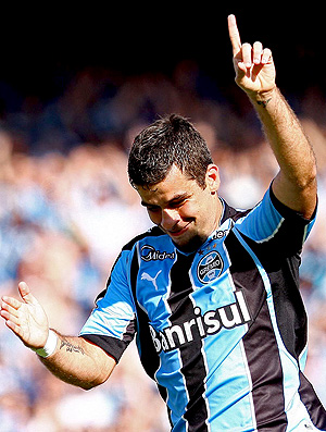 Grêmio goleia o Botafogo, fica no G-4, e agora torce pelo Independiente