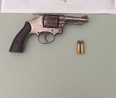 Polícia apreende arma e prende possível suspeito de homicídio