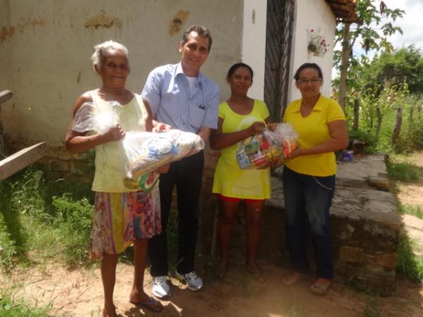 Prefeito Gilberto J&uacute;nior distribuiu cestas b&aacute;sicas nas comunidades rurais de Floriano.(Imagem:FlorianoNews)