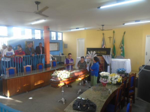 Corpo de Ant&ocirc;nio Oswaldo Resende &eacute; velado na C&acirc;mara Municipal de Bar&atilde;o de Graja&uacute;.(Imagem:FlorianoNews)