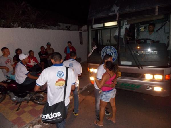 Familiares e amigos forma desejar sorte aos atletas e comiss&atilde;o t&eacute;cnica.(Imagem: Ot&aacute;vio Neto/Campo Maior Em Foco)