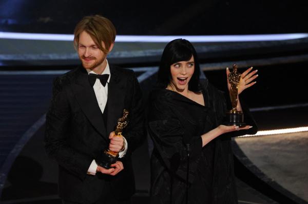 A cantora Billie Eilish e seu irmão, l levaram o Oscar na categoria por melhor música original, com a música