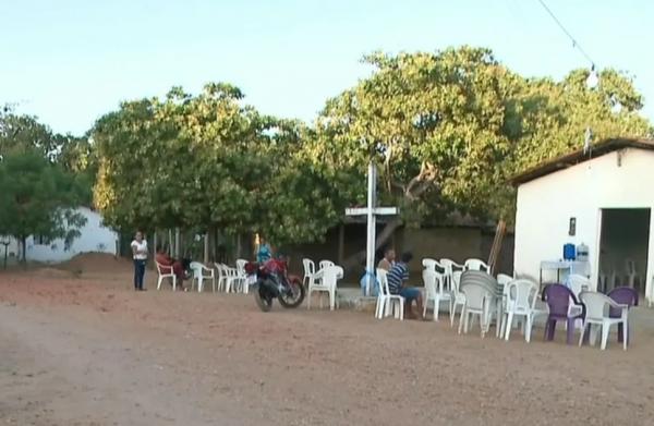 Corpos de adolescentes e crian&ccedil;a que se afogaram no rio Parna&iacute;ba s&atilde;o velados e sepultados em Naz&aacute;ria.(Imagem:Reprodu&ccedil;&atilde;o/TV Clube)